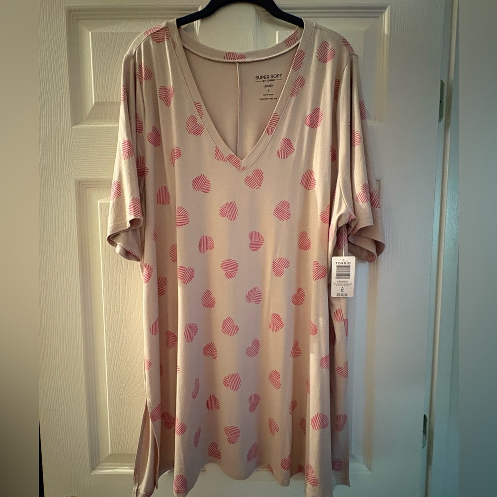 Torrid 4X pink hatch hearts on favorite tunic super soft v-neck side slit T NWT